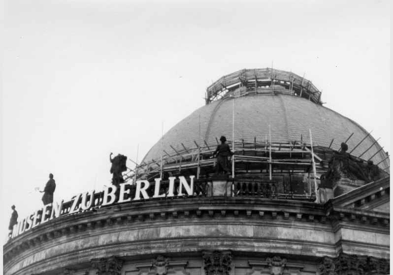 Blick auf die zum Teil eingerüstete Kuppel des Kaiser-Friedrich-Museums