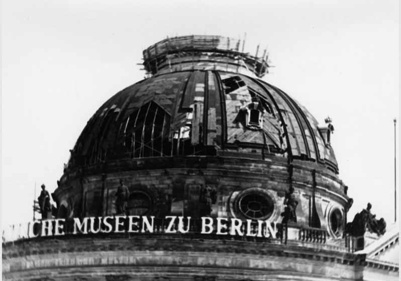 Blick auf die zum Teil zerstörte Kuppel des Kaiser-Friedrich-Museums mit der Beschriftung "STAATLICHE MUSEEN ZU BERLIN"