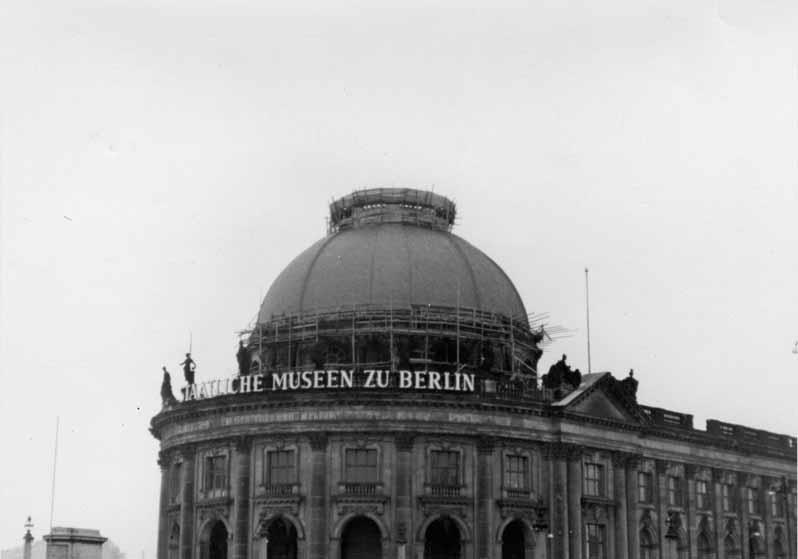 Blick auf die zum Teil eingerüstete Kuppel des Kaiser-Friedrich-Museums mit der Beschriftung "STAATLICHE MUSEEN ZU BERLIN"