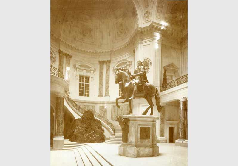 Blick auf die Nachbildung des Reiterstandbildes des Großen Kurfürsten von Andreas Schlüter in der Großen Kuppelhalle des Kaiser-Friedrich-Museums