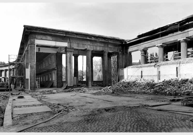 Abriss des Tischlereigebäudes an der Südfront der Kolonnaden auf der Museumsinsel