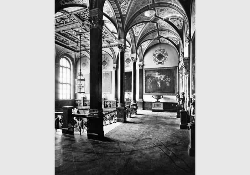 Blick in das Treppenhaus im Kronprinzen-Palais