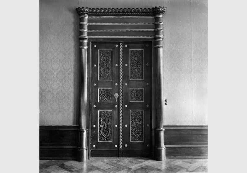 Blick auf eine Tür im Kronprinzen-Palais