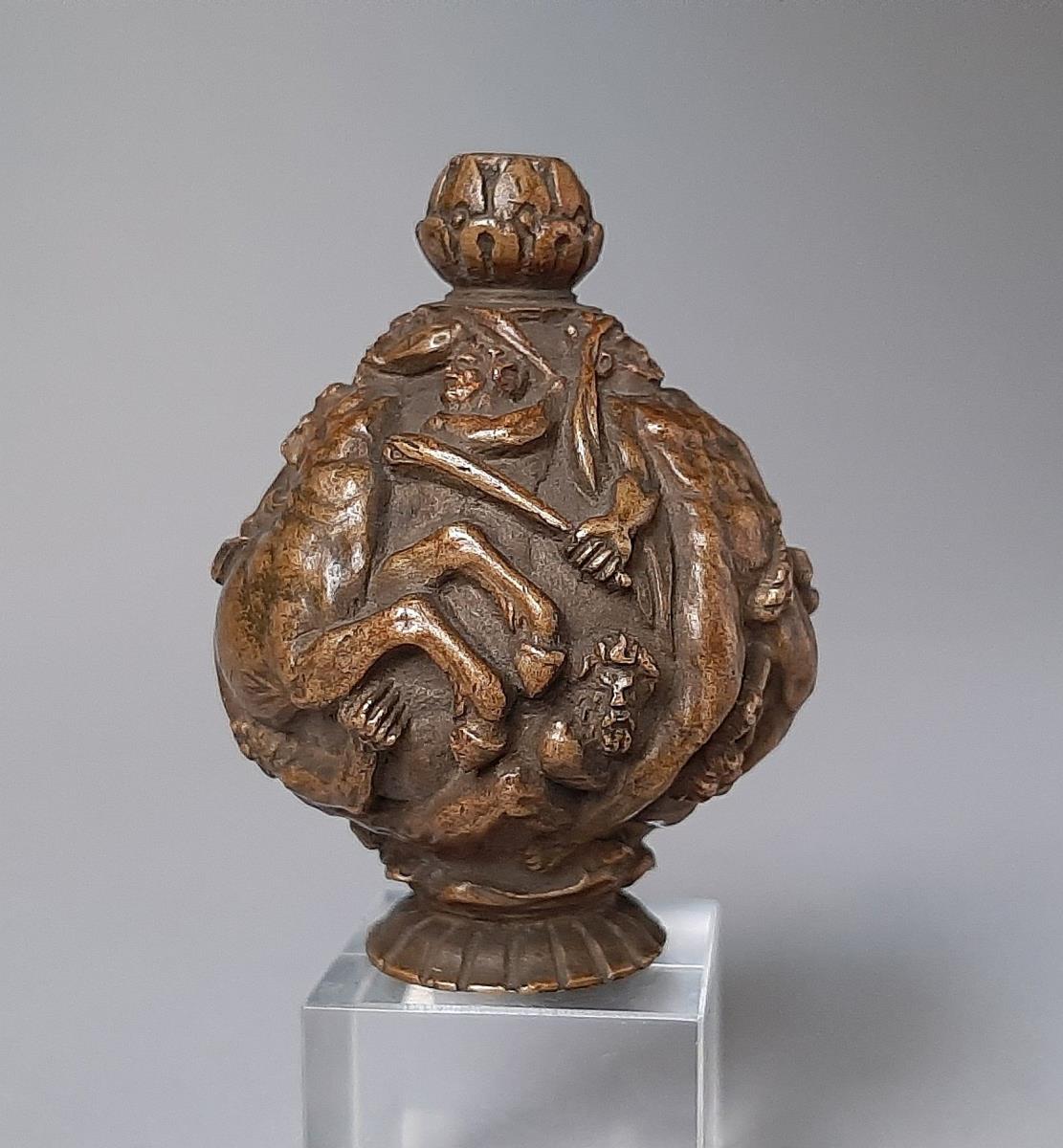 Degenknopf mit umlaufendem Relief