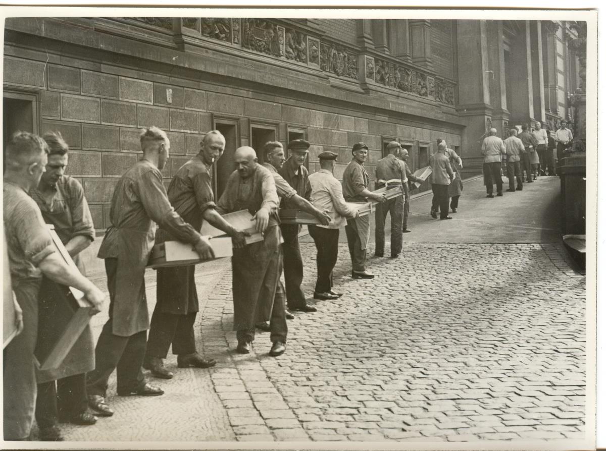 Auszug der Kunstbibliothek aus dem Gebäude in der Prinz-Albrecht-Straße