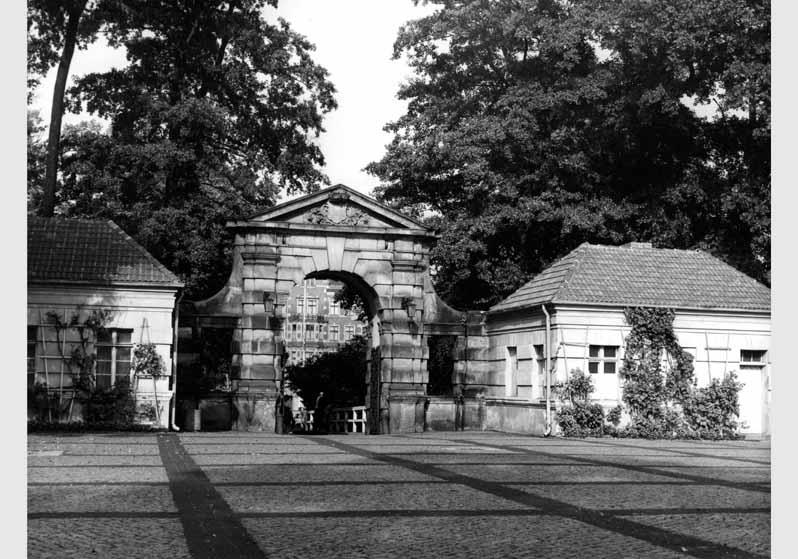 Blick auf das Eingangstor des Kunstgewerbemuseums im Schloss Köpenick