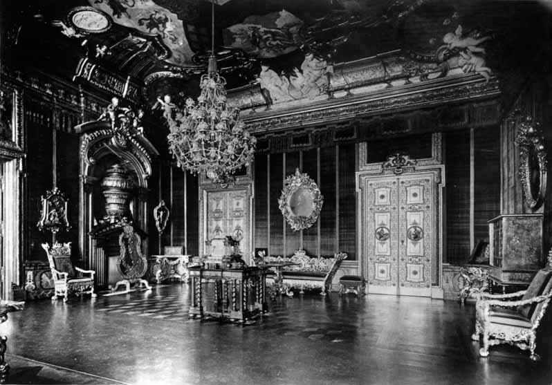 Aufstellung des Kunstgewerbemuseums im Berliner Stadtschloss, Raum 8, Rote Samtkammer