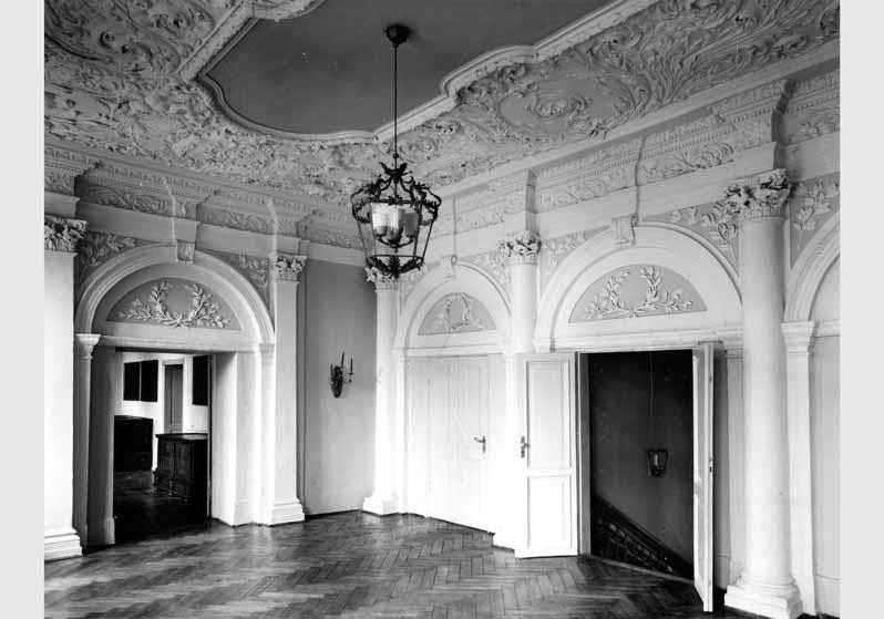 Vestibül im ersten Obergeschoss des Kunstgewerbemuseums im Schloss Köpenick mit Blick in Raum 21