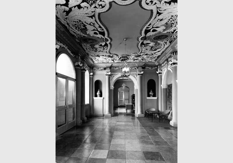 Vestibül im Erdgeschoss des Kunstgewerbemuseums im Schloss Köpenick mit Blick in Raum 2