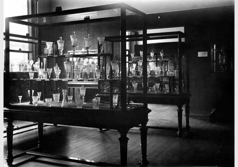 Sonderausstellung des Kunstgewerbemuseums "Glassammlung von Jacques Mühsam" in der Prinz-Albrecht-Straße, Raum 10