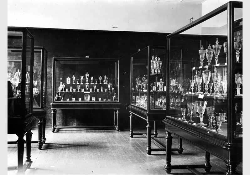Sonderausstellung des Kunstgewerbemuseums "Glassammlung von Jacques Mühsam" in der Prinz-Albrecht-Straße, Raum 10