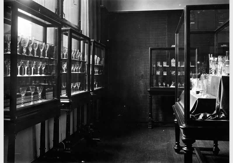 Sonderausstellung des Kunstgewerbemuseums "Glassammlung von Jacques Mühsam" in der Prinz-Albrecht-Straße, Raum 10