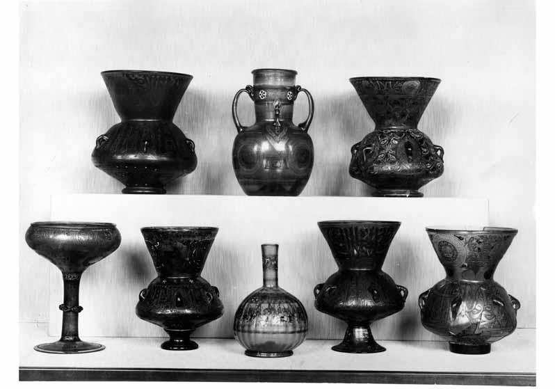 Aufstellung des Museums für Islamische Kunst im Kaiser-Friedrich-Museum, Vitrine mit Glasgefäßen