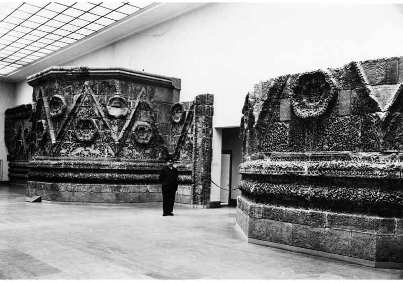 Aufseher vor der Mschatta-Fassade des Museums für Islamische Kunst im Pergamonmuseum, Raum 10