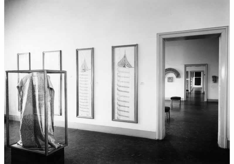 Aufstellung des Museums für Islamische Kunst im Pergamonmuseum,  Saal mit türkischen Urkunden (Raum 2) mit Blick in den Ktesiphon-Saal (Raum 3)