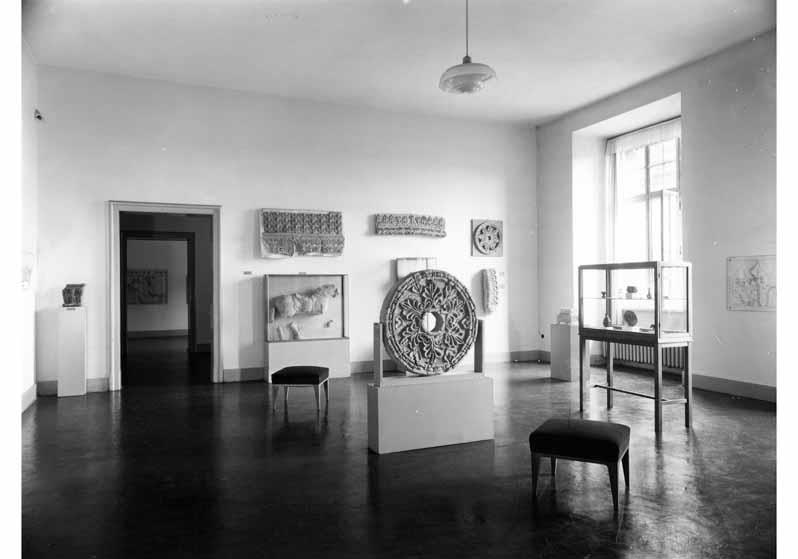 Aufstellung des Museums für Islamische Kunst im Pergamonmuseum, Ktesiphon-Saal (Raum 3) mit Blick in den Epigraphik-Saal (Raum 1)