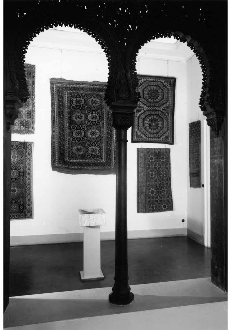 Aufstellung des Museums für Islamische Kunst im Pergamonmuseum,  Ägyptischen Saal (Raum 6) mit Blick in den Spanischen Saal (Raum 7)