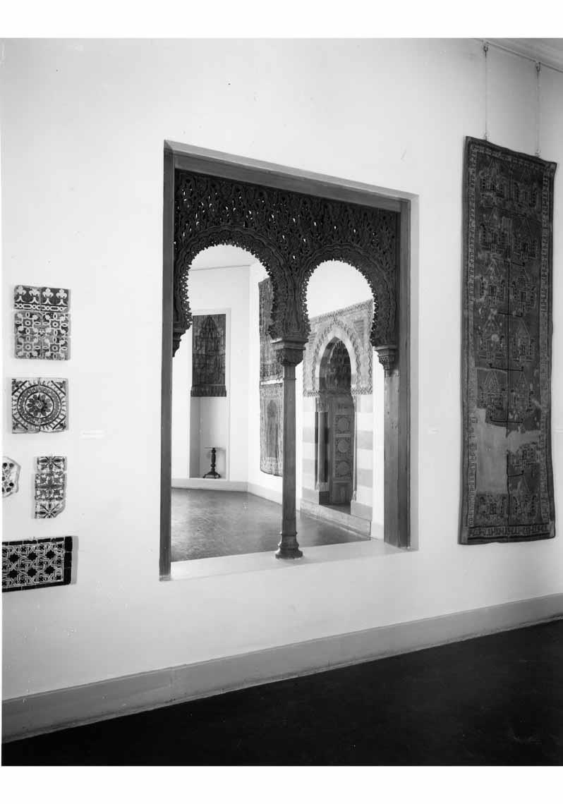 Aufstellung des Museums für Islamische Kunst im Pergamonmuseum,  Spanisches Saal (Raum 7) mit Blick in den Ägyptischen Saal (Raum 6)