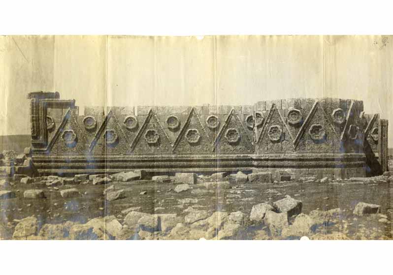 Mschatta-Fassade am Fundplatz im Ost-Jordanland