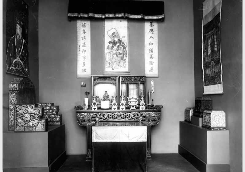 Aufstellung der Ostasiatischen Kunstsammlung in der Prinz-Albrecht-Straße, chinesischer Ahnenkult