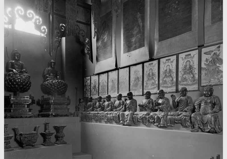 Aufstellung der Ostasiatischen Kunstsammlung in der Prinz-Albrecht-Straße, kleine buddhistische Kapelle