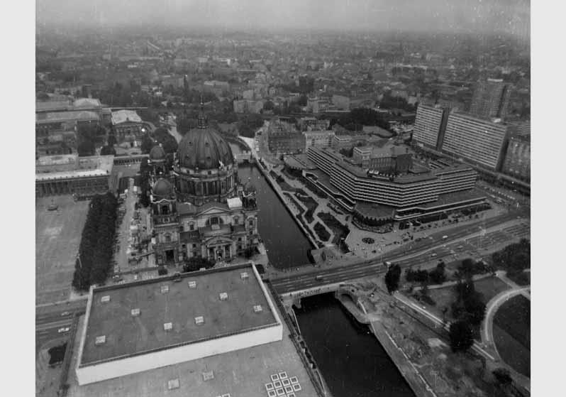 Luftbildaufnahme des Berliner Doms vor dem Hintergrund der Museumsinsel
