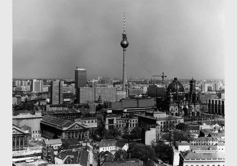 Blick auf die Museumsinsel vor dem Hintergrund des Berliner Doms und des Fernsehturms