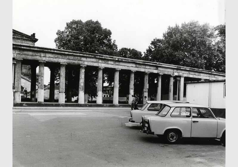 Parkende Autos vor dem Hintergrund der Kolonnaden auf der Museumsinsel