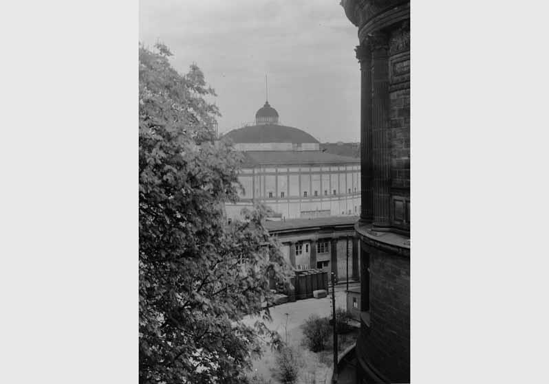 Blick aus dem Treppenhaus des Pergamonmuseums auf den Zirkus Busch, den Kolonnaden und einem Teil der Fassade der Nationalgalerie
