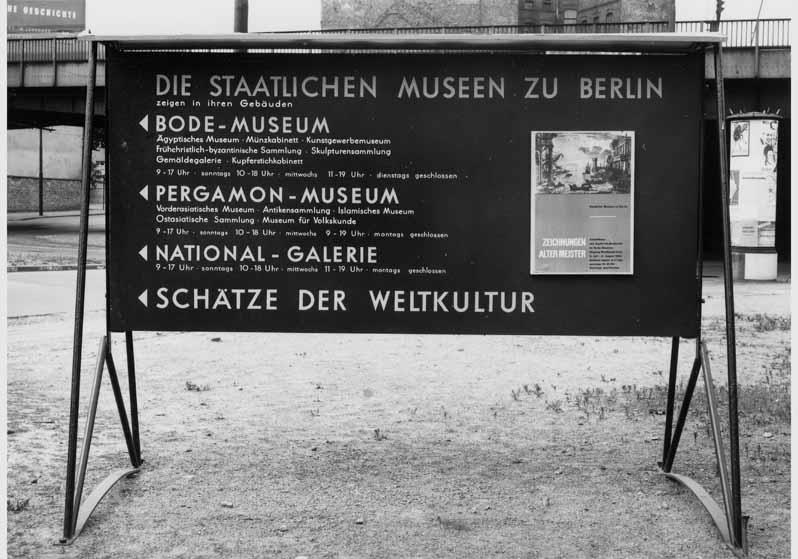 Hinweistafel zu den Staatlichen Museen vor dem S-Bahnhof Marx-Engels-Platz (Hackescher Markt)