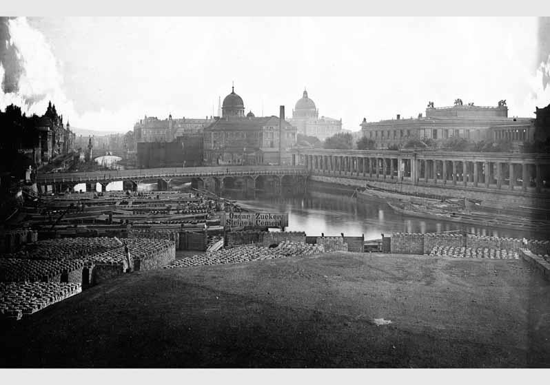 Blick von der östlichen Spreeseite auf die Kolonnaden, das Alte Museum und die Friedrichsbrücke