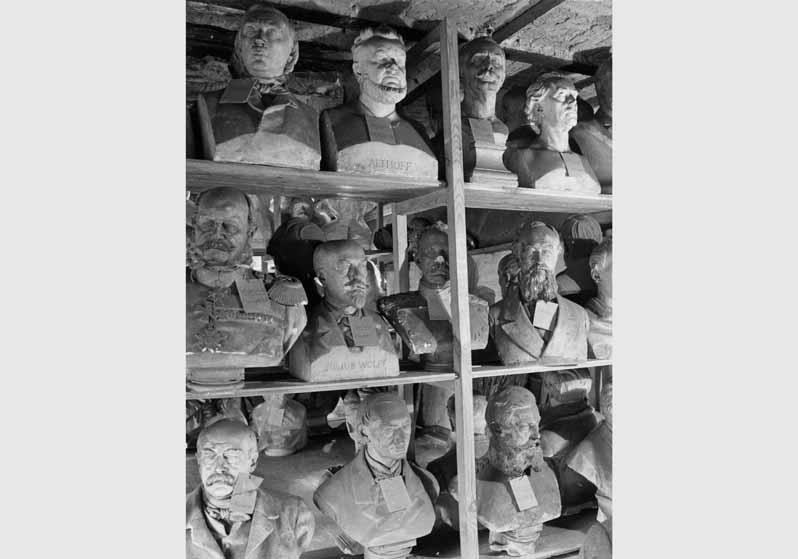 Blick in das Gipsdepot der Nationalgalerie in den Kolonnaden auf der Museumsinsel
