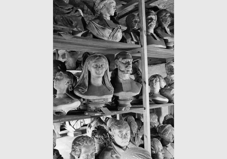 Blick in das Gipsdepot der Nationalgalerie in den Kolonnaden auf der Museumsinsel