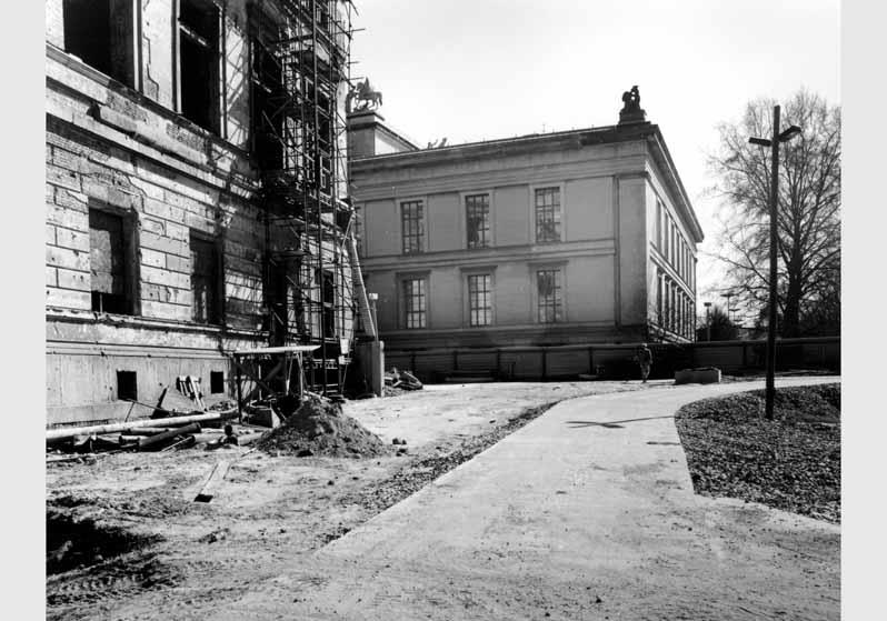 Blick auf die eingerüstete Fassade des Neuen Museums vor dem Hintergrund des Alten Museums