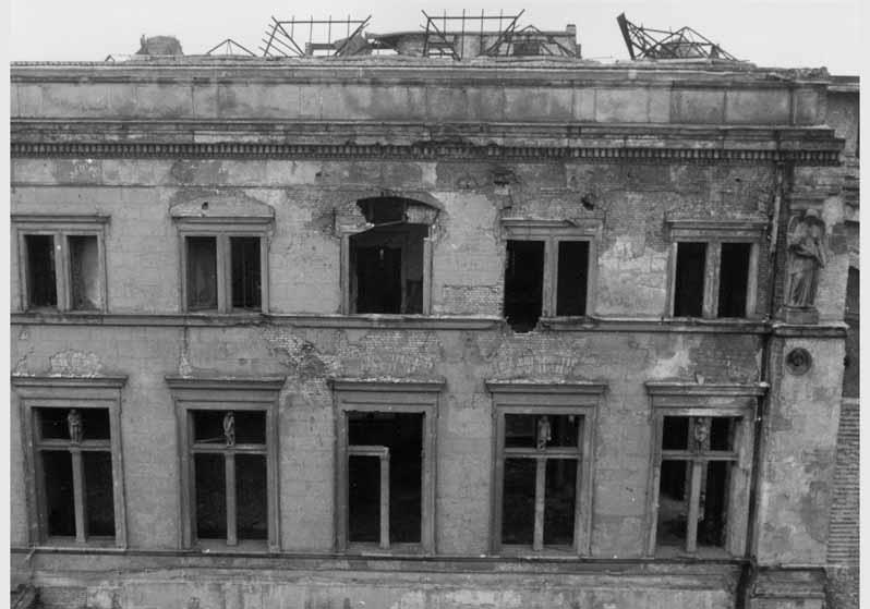 Blick auf die zum Teil zerstörte Fassade des Neuen Museums