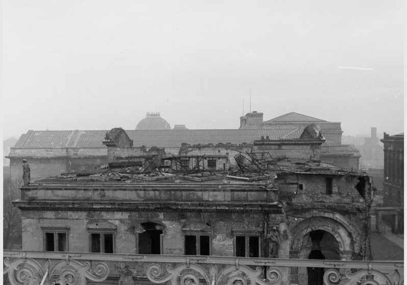 Blick auf das zerstörte Dach des Neuen Museums