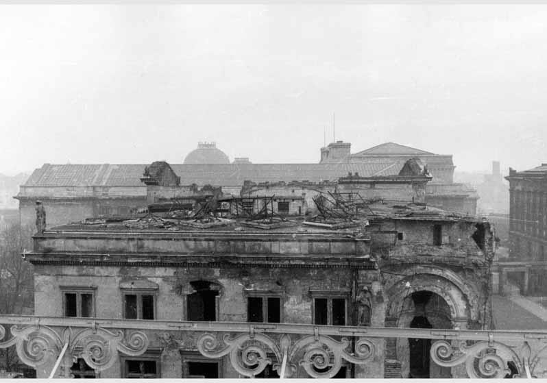 Blick auf das zerstörte Dach des Neuen Museums