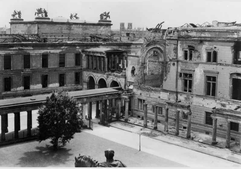 Blick auf die zum Teil zerstörte Fassade des Neuen Museums, den Übergang zum Alten Museum sowie die Kolonnaden