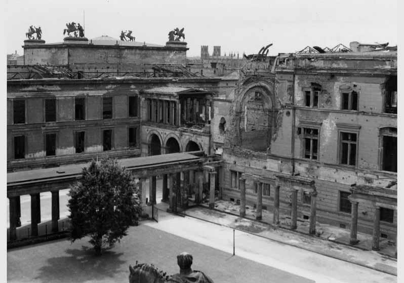 Blick auf die zum Teil zerstörte Fassade des Neuen Museums, den Übergang zum Alten Museum sowie die Kolonnaden