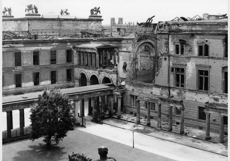 Blick auf die zum Teil zerstörte Fassade des Neuen Museums, den Übergang zum Alten Museum sowie die Kolonnaden