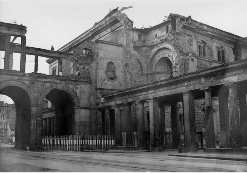 Blick auf das zerstörte Neue Museum, den Übergang zum Alten Museum und die Kolonnaden
