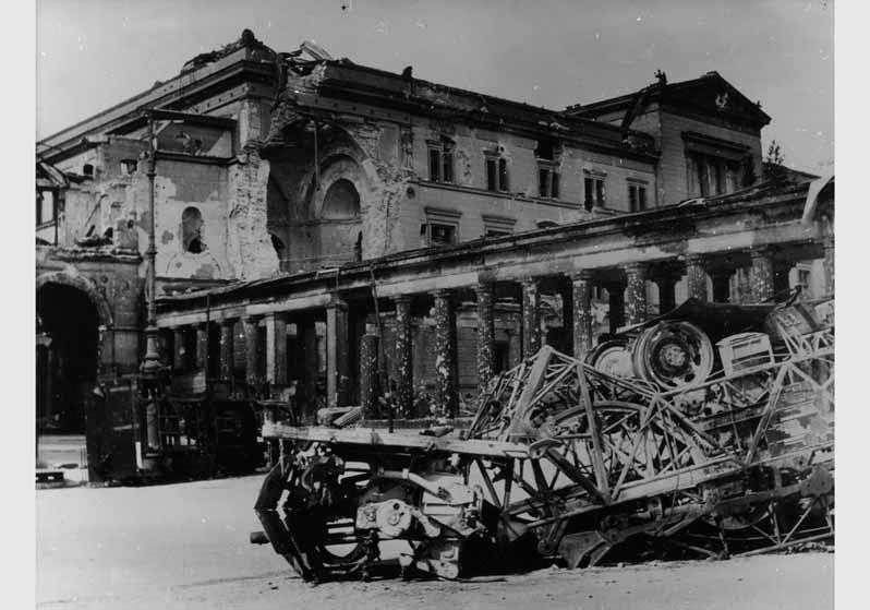 Bauschutt vor dem Hintergrund des zerstörten Neuen Museums