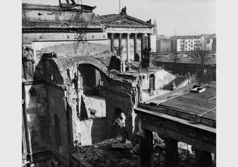 Blick auf den zerstörten Übergang vom Neuen Museum zum Alten Museum vor dem Hintergrund der Nationalgalerie