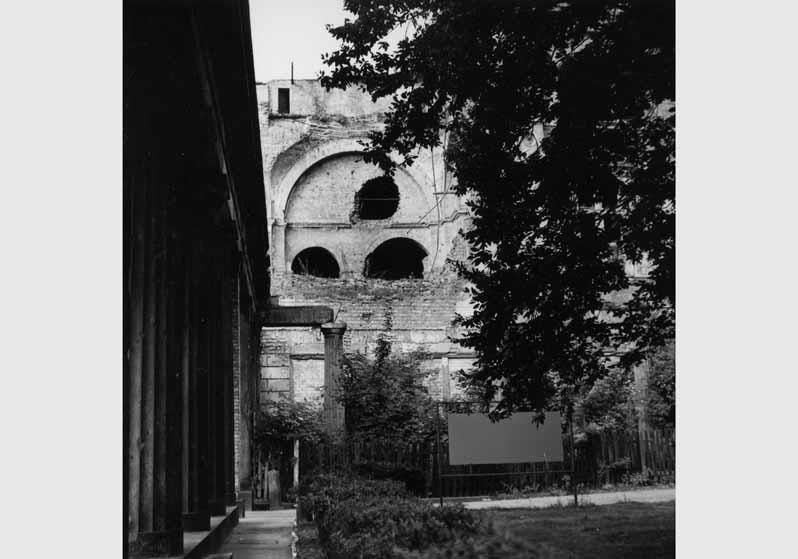 Blick auf die zum Teil zerstörte Fassade des Neuen Museums