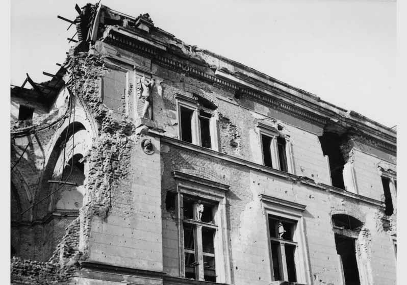 Blick auf die zum Teil zerstörte Fassade des Neuen Museums