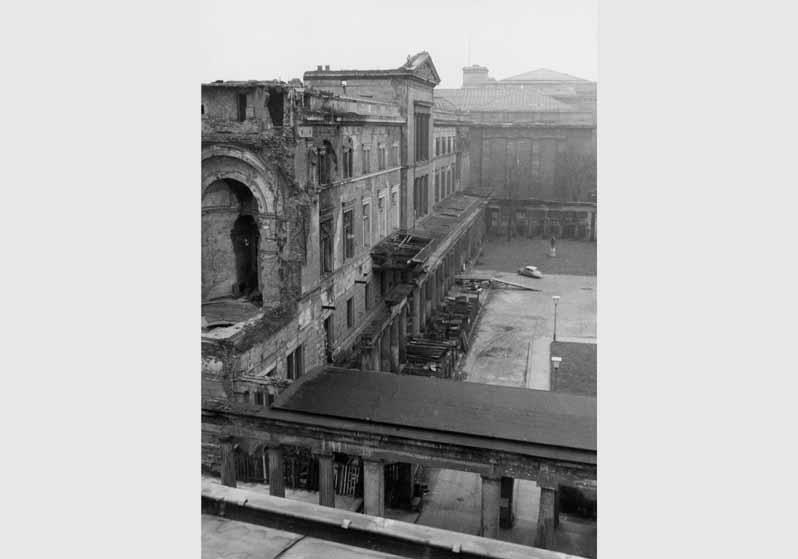 Blick auf die zum Teil zerstörte Fassade des Neuen Museums und die Kolonnaden