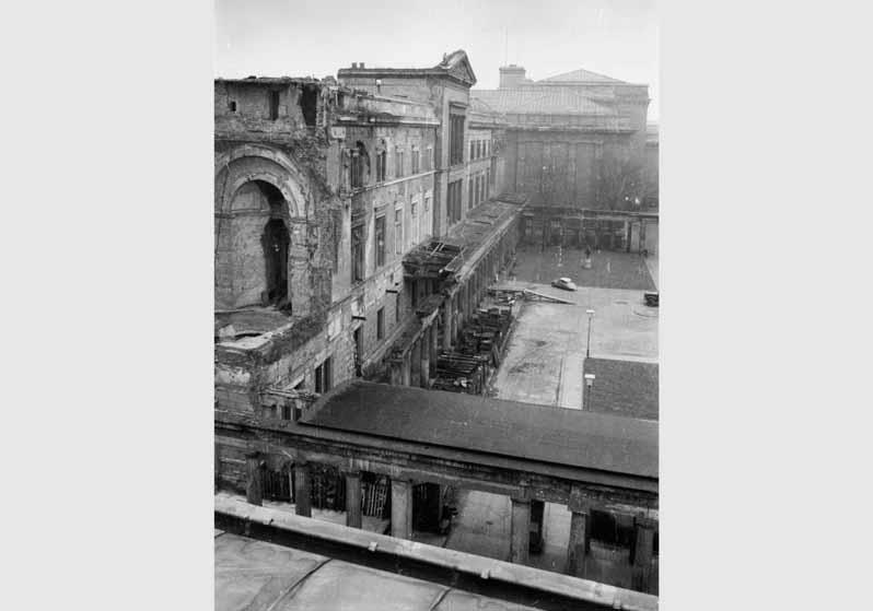 Blick auf die zum Teil zerstörte Fassade des Neuen Museums und die Kolonnaden