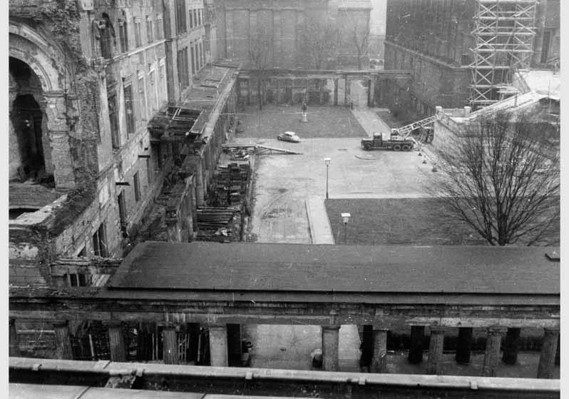 Blick auf die zum Teil zerstörte Fassade des Neuen Museums und die Kolonnaden