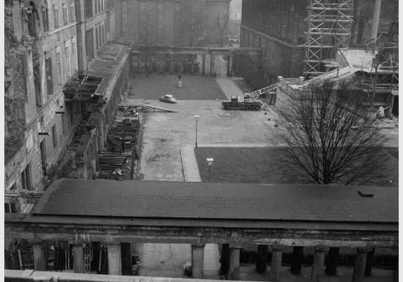 Blick auf die zum Teil zerstörte Fassade des Neuen Museums und die Kolonnaden