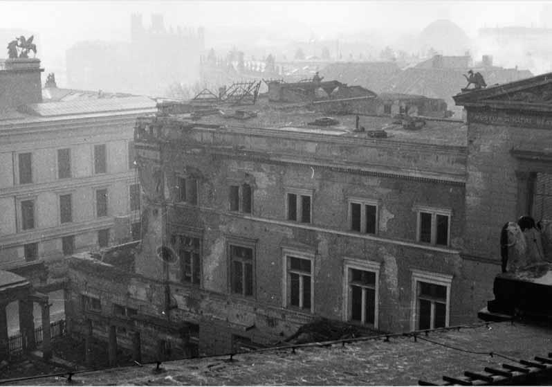 Blick vom Dach der Nationalgalerie auf die zerstörte Fassade des Neuen Museums